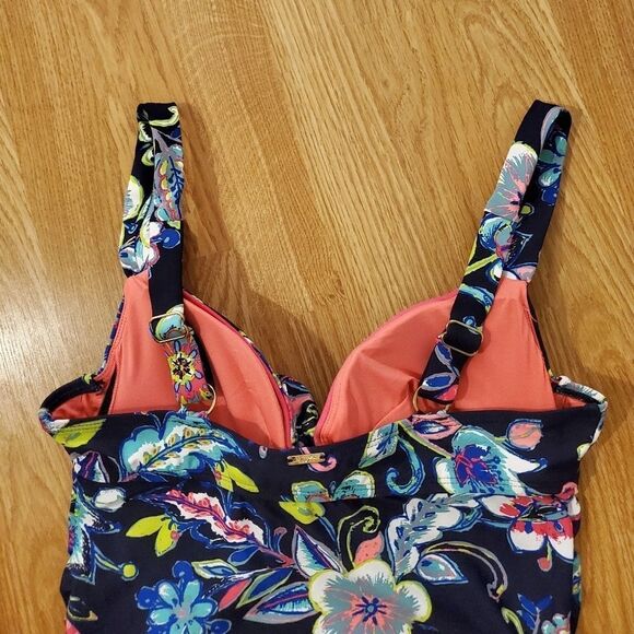 Anne Cole Holiday Twist-Front Underwire Tankini - Picture 6 of 12